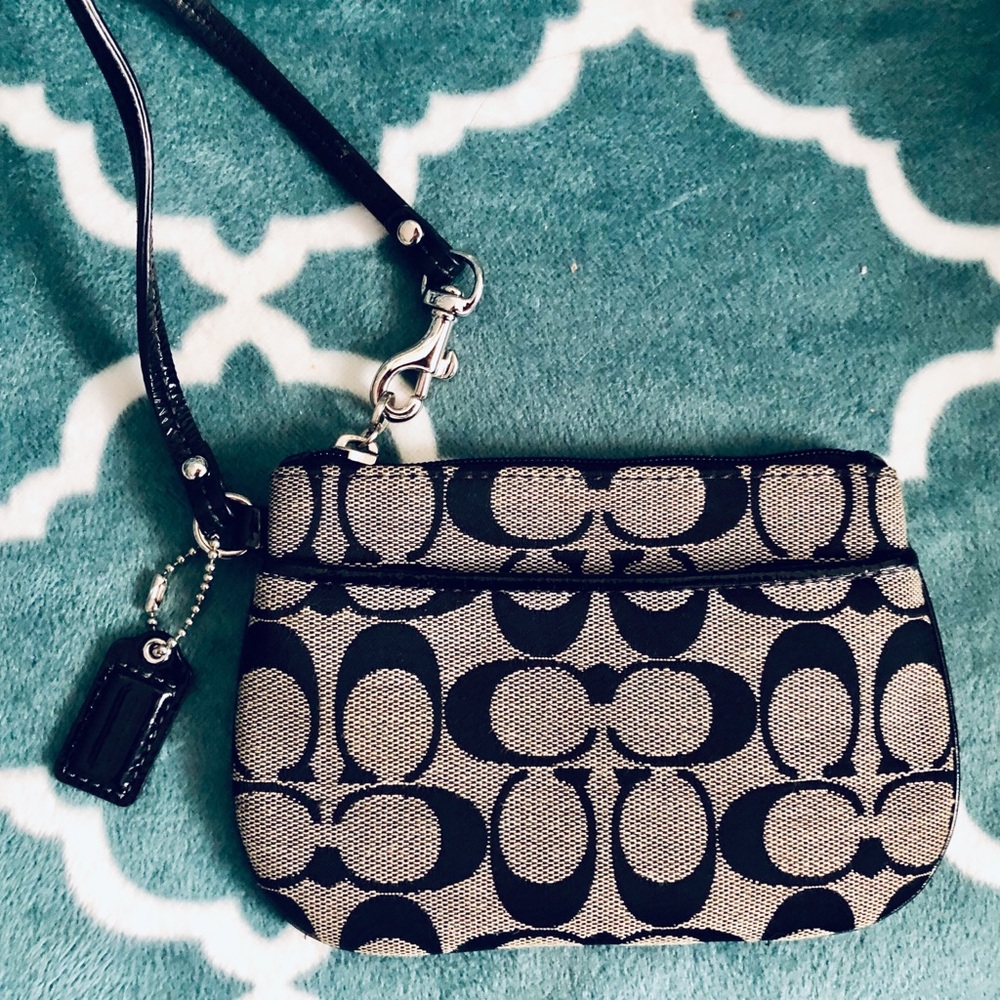 Coach wristlet / wallet 💕